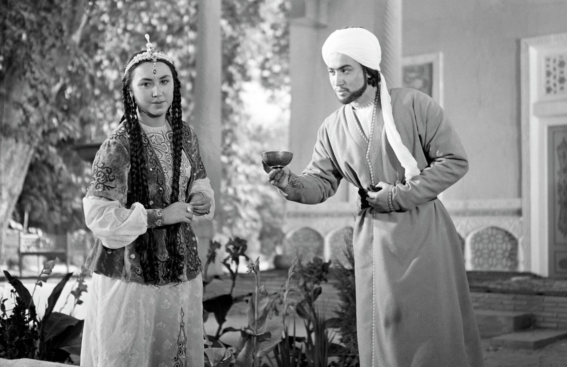 Кадр из фильма Судьба поэта. - Sputnik Тоҷикистон, 1920, 30.12.2025