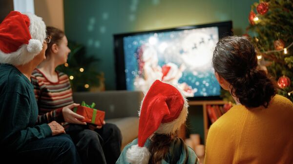 Просмотр новогодних фильмов дома - Sputnik Тоҷикистон