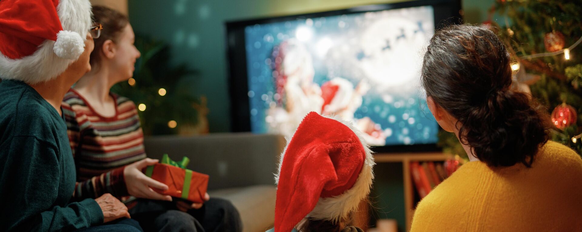 Просмотр новогодних фильмов дома - Sputnik Тоҷикистон, 1920, 30.12.2025