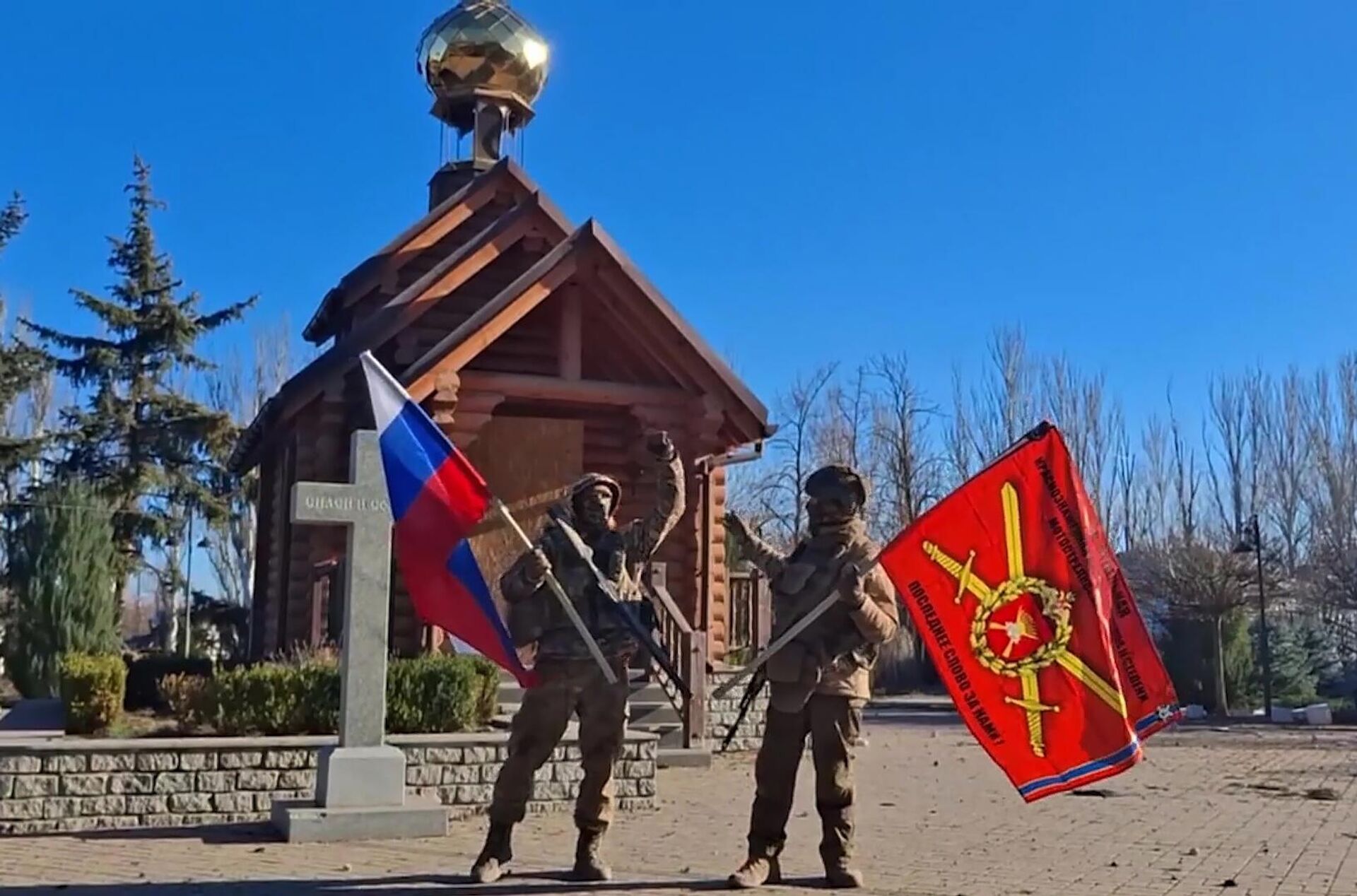 Военнослужащие группировки войск Восток ВС РФ на одной из улиц в освобожденном Гуляйполе.  - Sputnik Таджикистан, 1920, 30.12.2025