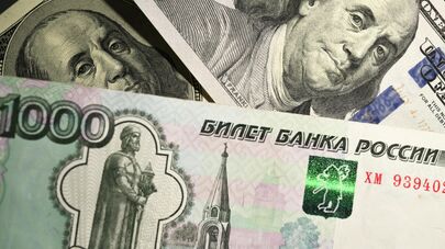 Денежные купюры Банка России и долларов США. 
