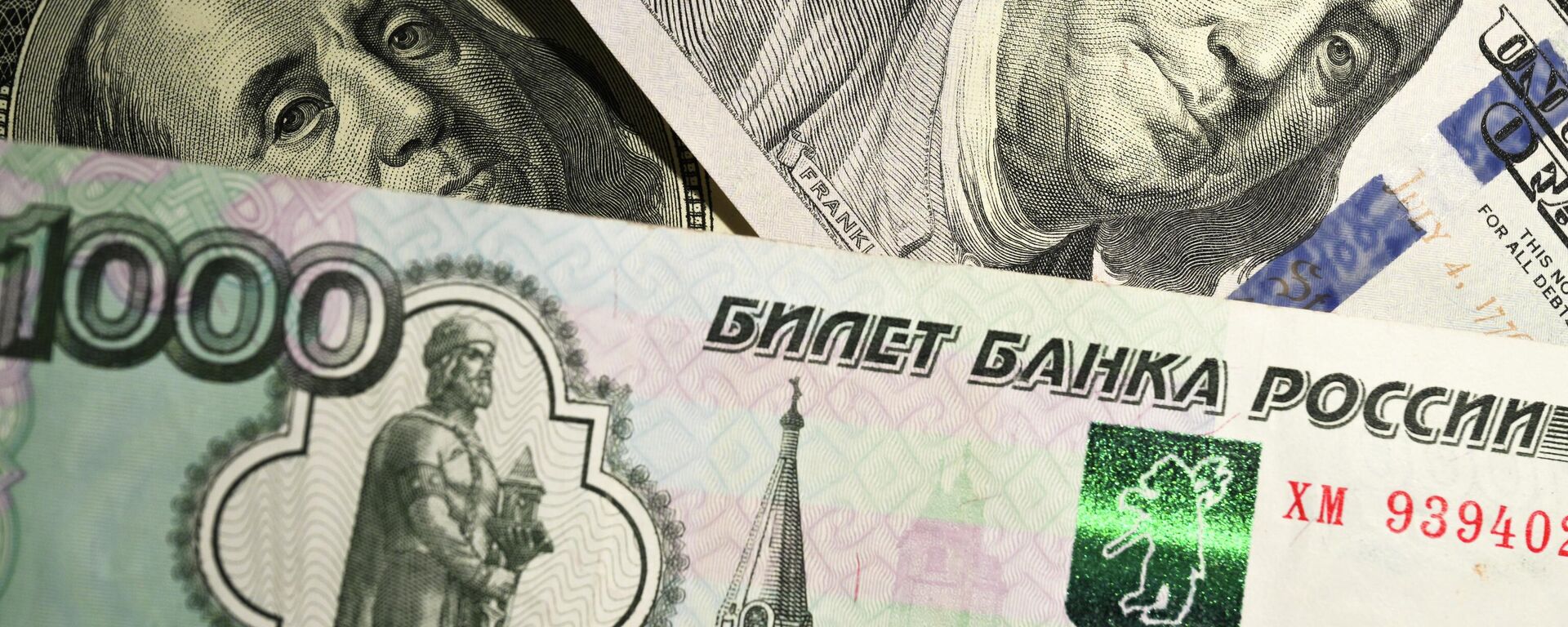 Денежные купюры Банка России и долларов США.  - Sputnik Тоҷикистон, 1920, 30.12.2025