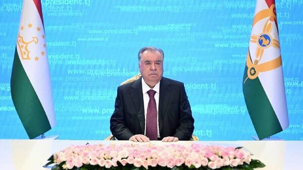 Эмомали Рахмон поздравил народ Таджикистана и соотечественников, проживающих за рубежом, с наступающим Новым годом - Sputnik Таджикистан