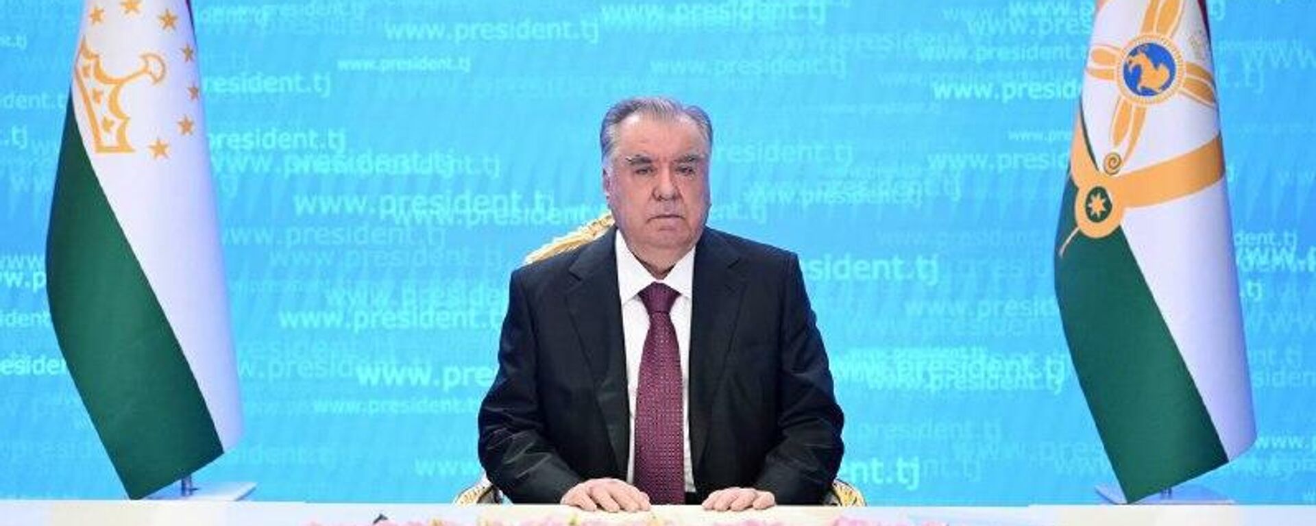 Раҳмон тоҷикистониҳоро бо Соли нави мелодии 2026 шодбош гуфт - Sputnik Тоҷикистон, 1920, 31.12.2025