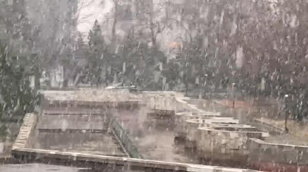 В Душанбе идет последний в этом году снегопад, передает корреспондент @SputnikTj - Sputnik Таджикистан