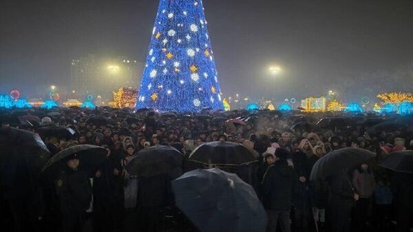 Жителей и гостей столицы не смутила непогода, они взяли с собой зонтики. - Sputnik Таджикистан