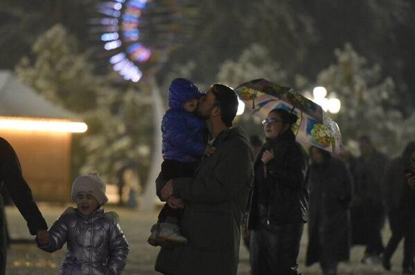 Встречать Новый год пришли целыми семьями. - Sputnik Таджикистан