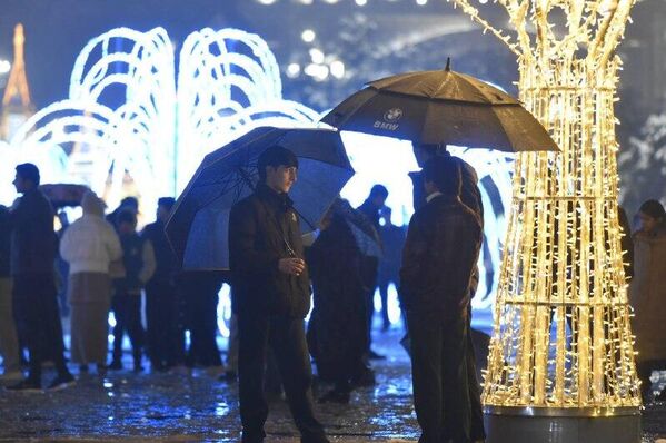 На главную площадь Душанбе пришло и много молодежи. - Sputnik Таджикистан