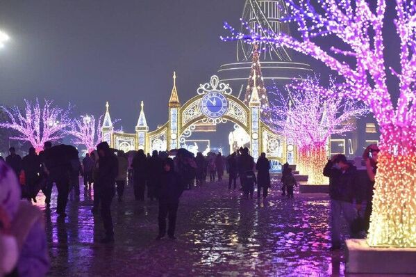 В новогодних гуляньях приняли участие сотни таджикистанцев. - Sputnik Таджикистан