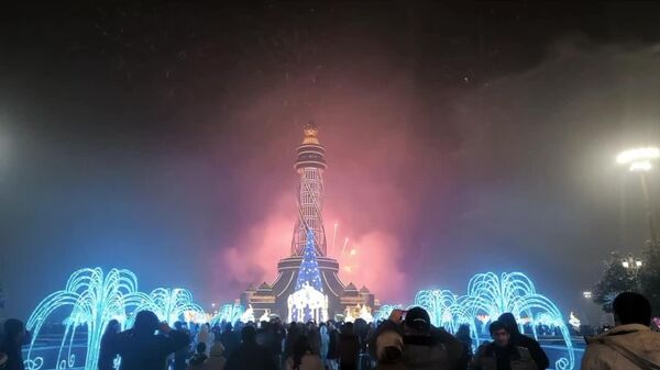 Ба истиқболи соли 2026 ва гусели 2025 дар Душанбе оташбозии идона баргузор шуд, ки дар навор бубинед - Sputnik Тоҷикистон