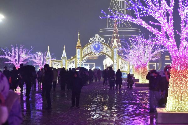 Сокинон оилавӣ ба майдон омаданд барои ҷашни Соли нави милодӣ Сокинон оилавӣ ба майдон омаданд барои ҷашни Соли нави милодӣ - Sputnik Тоҷикистон