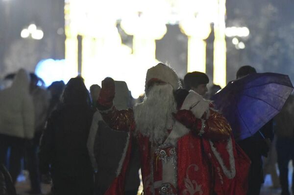 Қаҳрамони асосии афсонавии Соли нав дар Тоҷикистон Бобои Барфӣ бо кӯдакону калонсолонро пешвоз мегирифт. Қаҳрамони асосии афсонавии Соли нав дар Тоҷикистон Бобои Барфӣ бо кӯдакону калонсолонро пешвоз мегирифт. - Sputnik Тоҷикистон