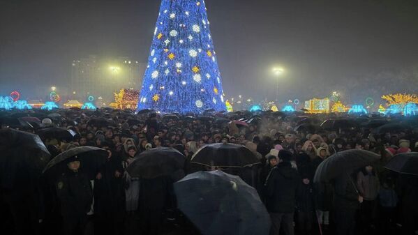 Дар тантанаҳои солинавӣ ҳазорон тоҷикистонӣ ширкат карданд. Дар тантанаҳои солинавӣ ҳазорон тоҷикистонӣ ширкат карданд. - Sputnik Тоҷикистон