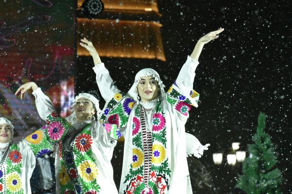 Рақсу бозӣ дар майдони Истиқлоли пойтахт Рақсу бозӣ дар майдони Истиқлоли пойтахт - Sputnik Тоҷикистон