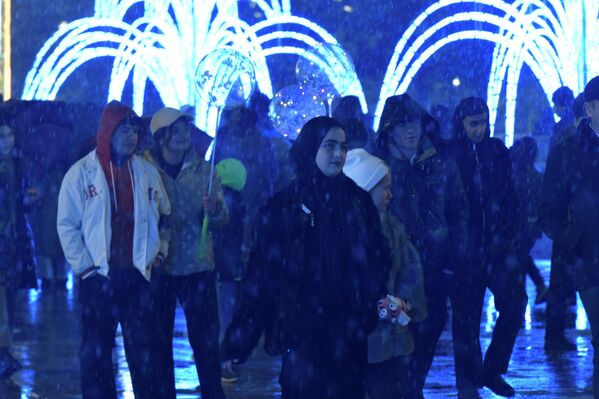 Сокинон дар назди ороишҳои идона Сокинон дар назди ороишҳои идона - Sputnik Тоҷикистон