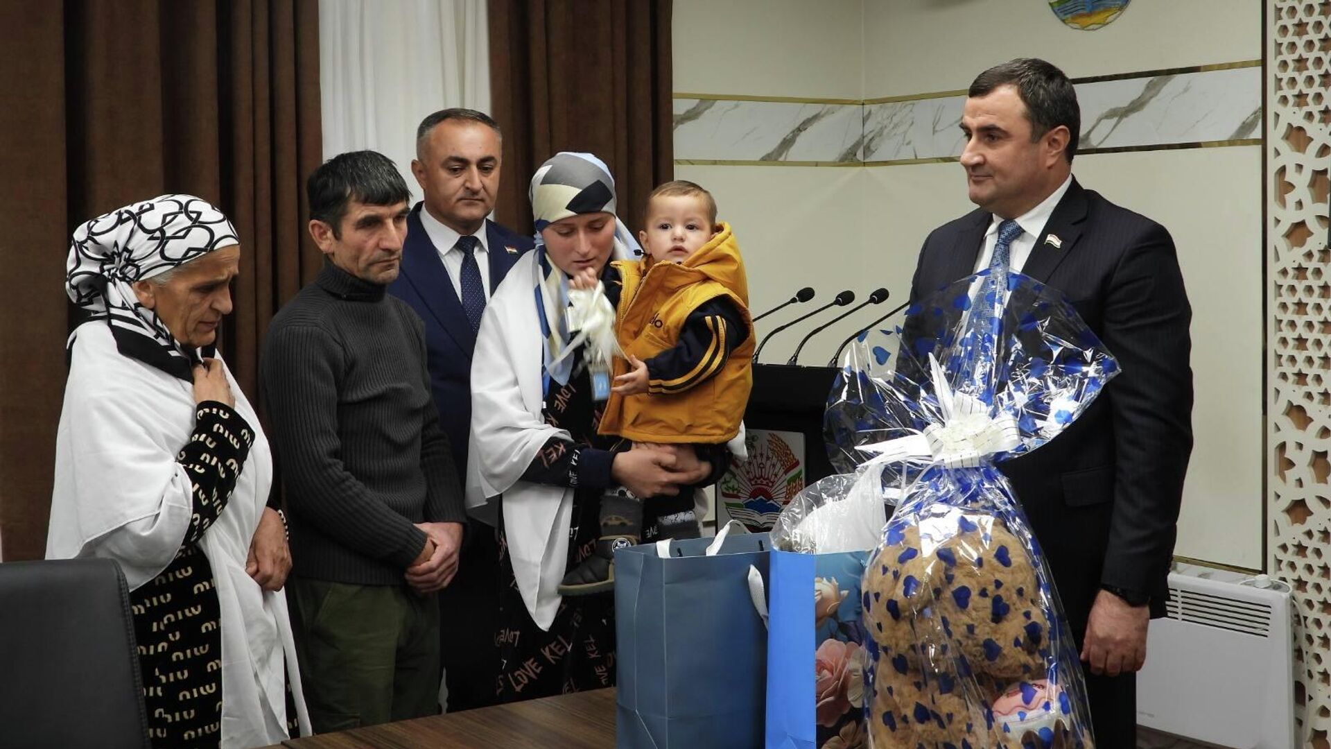 Ба оилаи Наврӯзбеков Зиреҳбон хонаи ду ҳуҷрадор дар шаҳри Хоруғ тақдим гардид - Sputnik Тоҷикистон, 1920, 02.01.2026