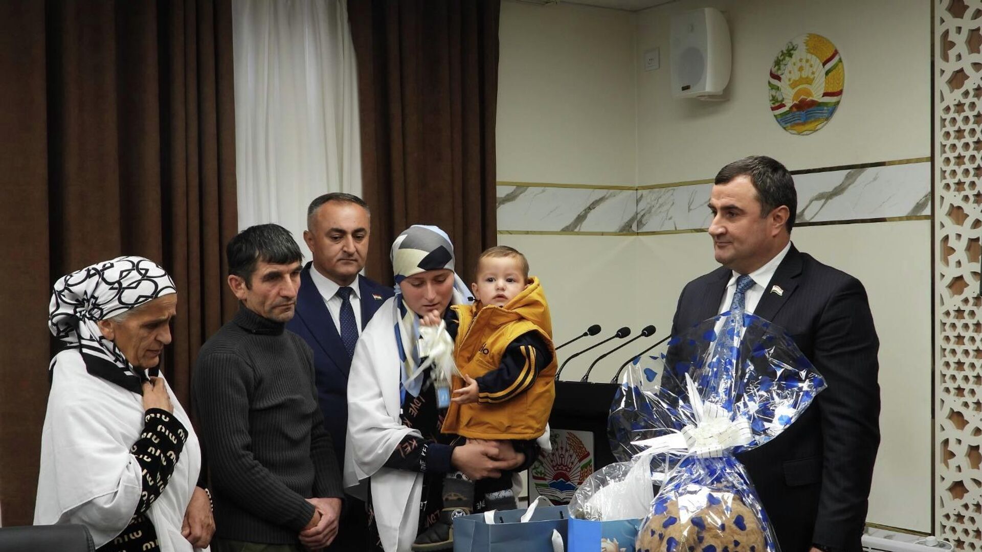 Ба оилаи Наврӯзбеков Зиреҳбон хонаи ду ҳуҷрадор дар шаҳри Хоруғ тақдим гардид - Sputnik Таджикистан, 1920, 03.01.2026