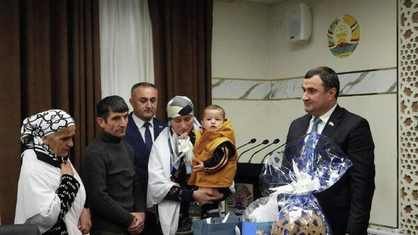 Мақомоти ВМКБ ба хонаводаи афсари кушташуда дар Хоруғ хона тақдим карданд - Sputnik Тоҷикистон