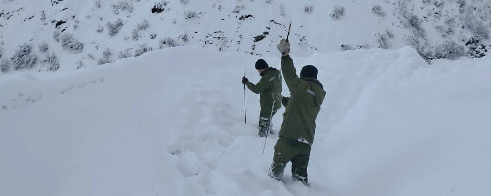 Наҷотдиҳандагони КҲФ дар шоҳроҳи Душанбе – Чаноқ  - Sputnik Таджикистан, 1920, 06.01.2026