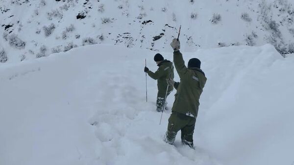 Наҷотдиҳандагони КҲФ дар шоҳроҳи Душанбе – Чаноқ  - Sputnik Тоҷикистон