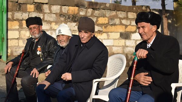 Российские военнослужащие в Таджикистане поздравили ветерана ВОВ и заслуженных деятелей СССР с Новым 2026 годом - Sputnik Таджикистан