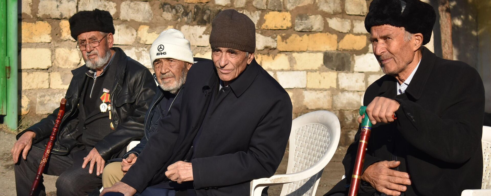 Российские военнослужащие в Таджикистане поздравили ветерана ВОВ и заслуженных деятелей СССР с Новым 2026 годом - Sputnik Тоҷикистон, 1920, 06.01.2026