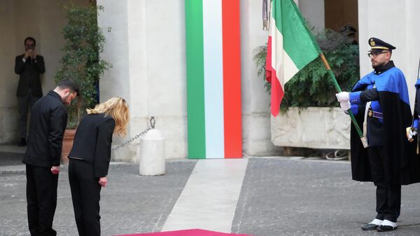 Владимир Зеенский и Джорджа Мелони перед флагом Италии - Sputnik Таджикистан