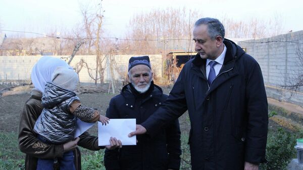 Президенти Тоҷикистон ба хонаводаи афсари ҷонфидои миллат хонаи истиқоматӣ тақдим намуд - Sputnik Таджикистан