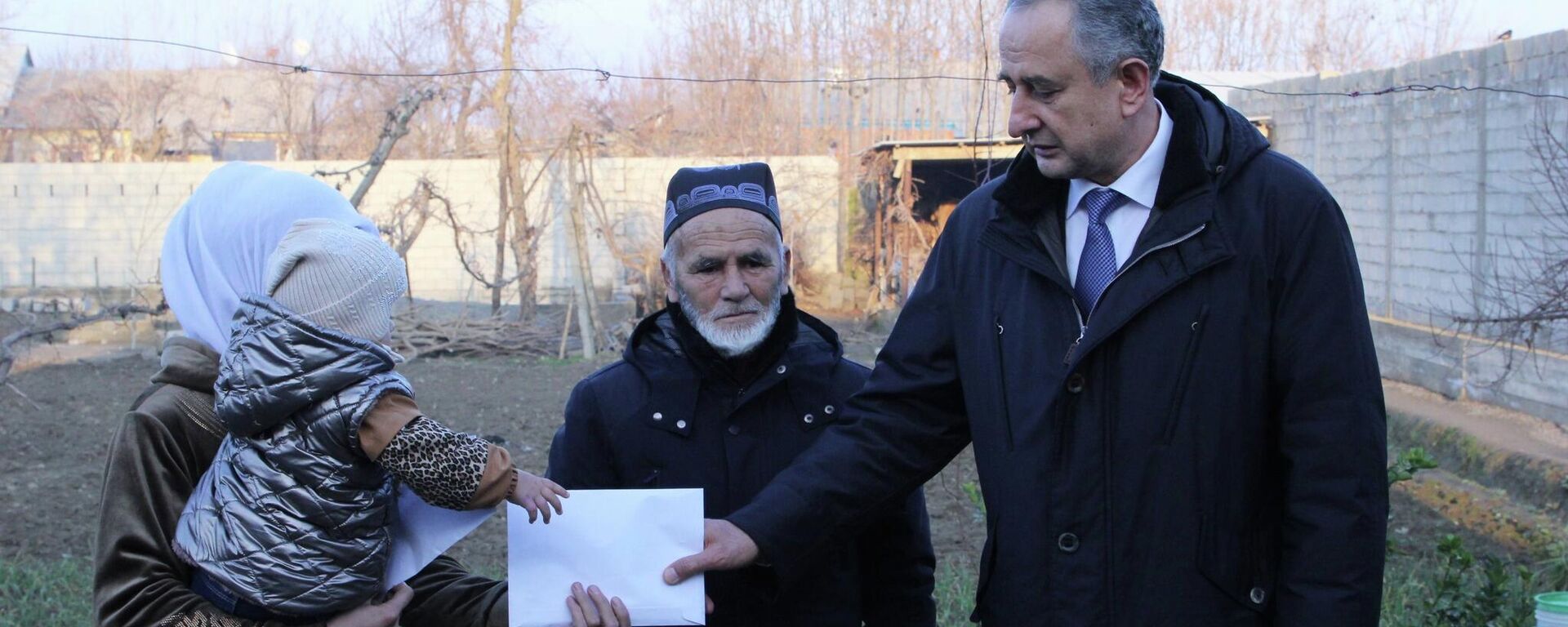 Давлатали Саид вручил ключи от двухкомнатной квартиры семье погибшего майора Исматулло Курбонова - Sputnik Таджикистан, 1920, 08.01.2026