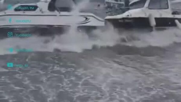 Дар Туркия, боди шадид мошинҳои боркашро дар чаппа, ҳавопаймоҳоро сарозер ва киштиҳоро ғарқ мекунад - Sputnik Тоҷикистон