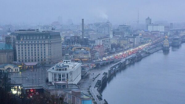 Вид Киева во время отключения электроэнергии 3 декабря 2025 года.  - Sputnik Тоҷикистон