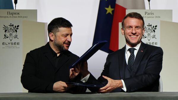 Владимир Зеленский и президент Франции Эммануэль Макрон во время подписания декларации о развертывании сил после прекращения огня на территории Украины в рамках саммита Коалиция желающих - Sputnik Таджикистан