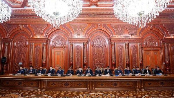 Рустами Эмомалӣ бо бостоншиносон, таърихнигорон, фарҳангшиносон ва дигар намояндагони илму адаб Тоҷикистон вохӯрӣ анҷом дод - Sputnik Тоҷикистон