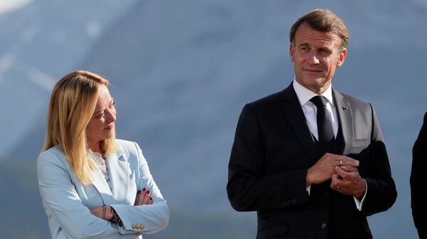 Премьер-министр Италии Джорджия Мелони и президент Франции Эммануэль Макрон. Архивное фото - Sputnik Таджикистан