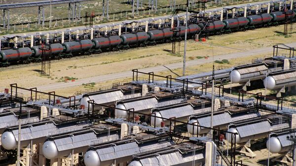 Закачка серы в цистерны на нефтеперерабатывающем заводе в Тенгизе.  - Sputnik Тоҷикистон