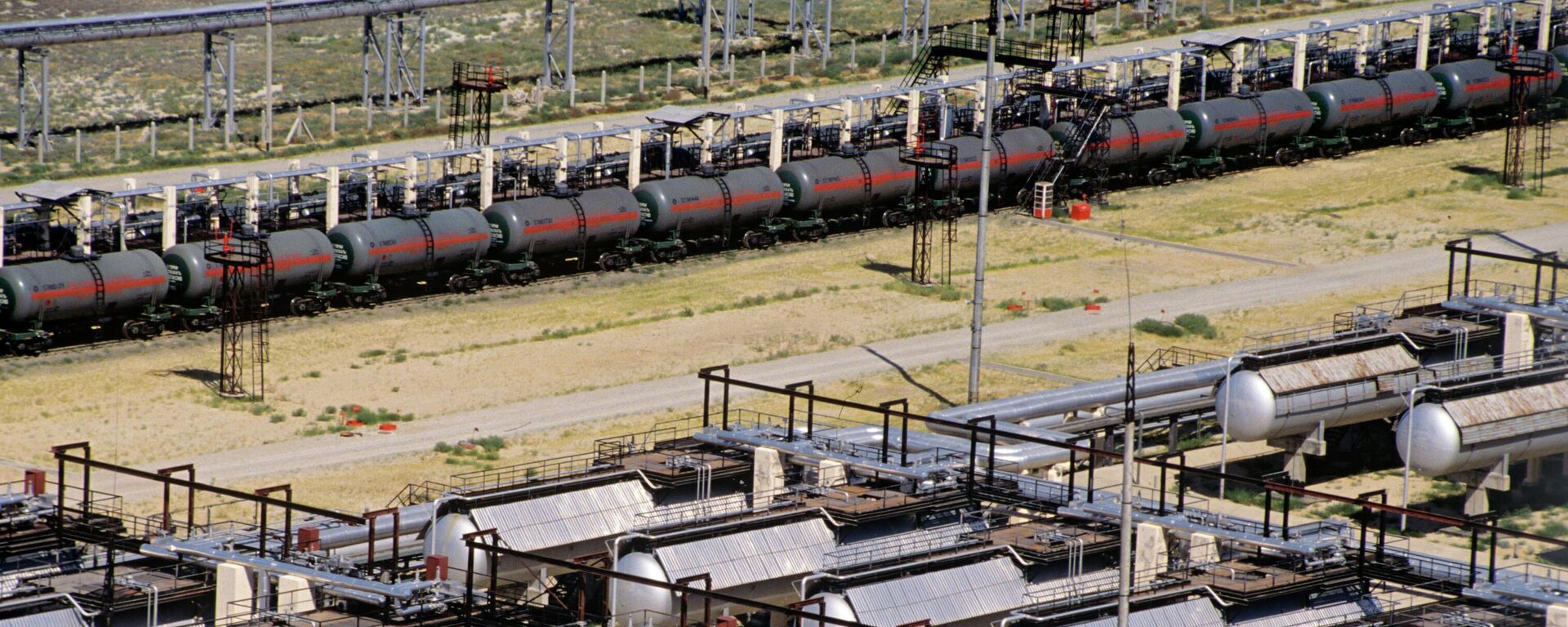 Закачка серы в цистерны на нефтеперерабатывающем заводе в Тенгизе.  - Sputnik Таджикистан, 1920, 03.01.2026