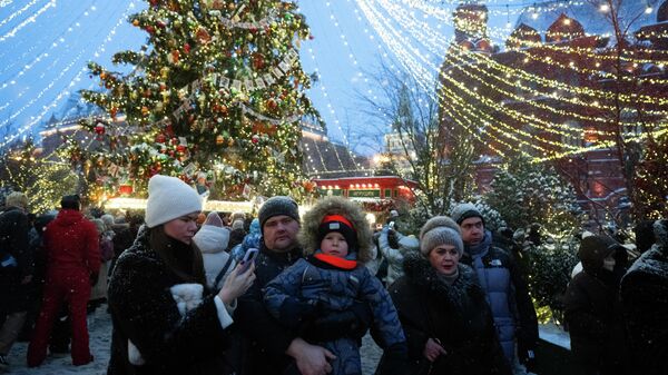 Отдыхающие на Красной площади в Москве.  - Sputnik Тоҷикистон