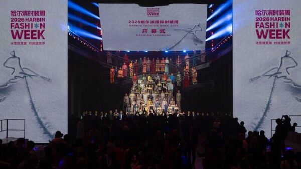 Модельер из Таджикистана Умед Кучкалиев на XII Харбинской международной неделе моды представил коллекцию - Sputnik Таджикистан