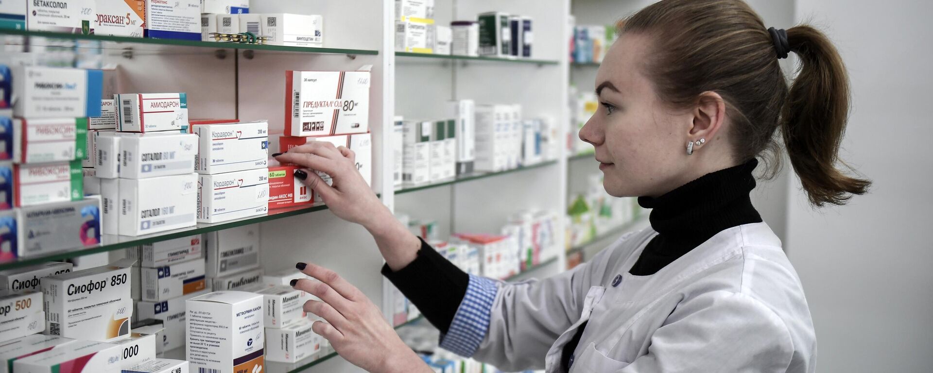 Фармацевт раскладывает лекарства в аптеке города Мелитополь. - Sputnik Таджикистан, 1920, 14.01.2026