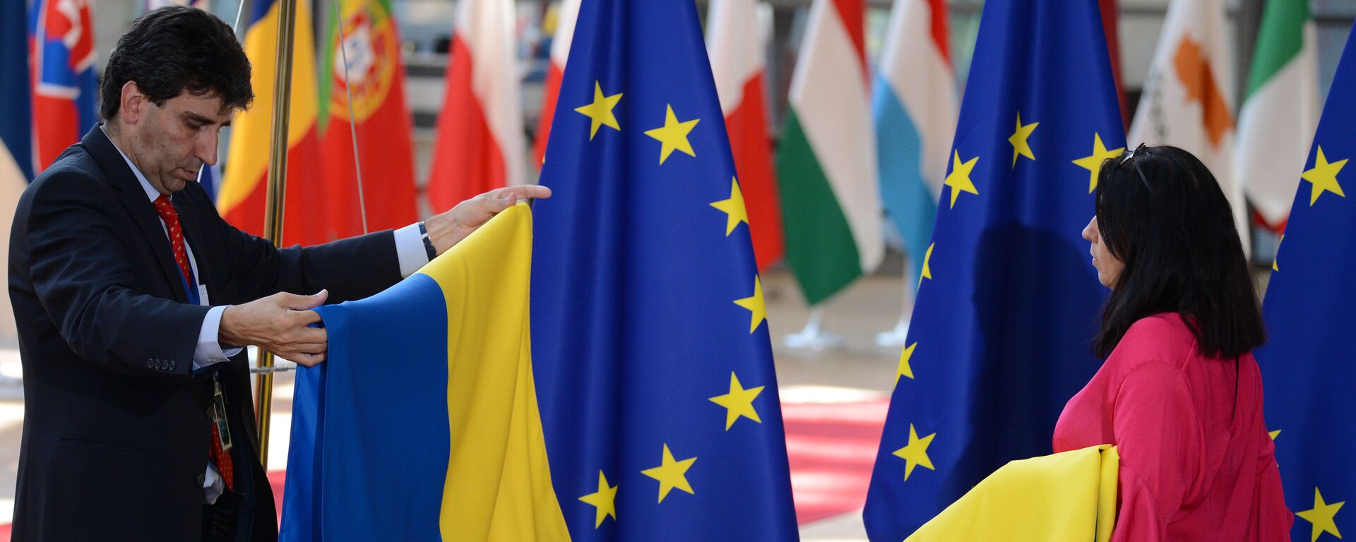 Флаги ЕС и Украины   - Sputnik Таджикистан, 1920, 14.01.2026