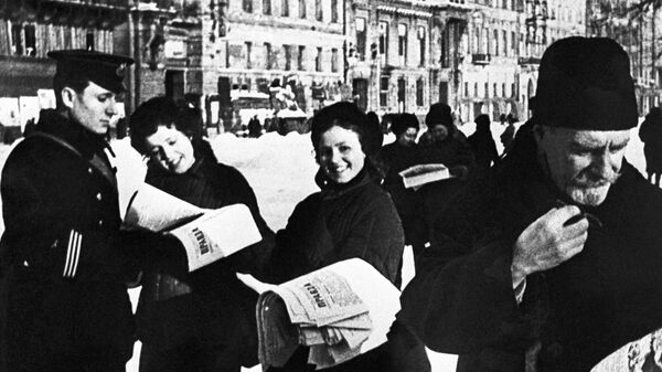 Ленинградцы читают номер газеты Правда с сообщением о прорыве блокады Ленинграда - Sputnik Таджикистан