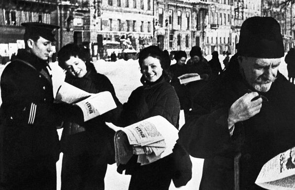 Ленинградцы читают номер газеты Правда с сообщением о прорыве блокады Ленинграда - Sputnik Таджикистан