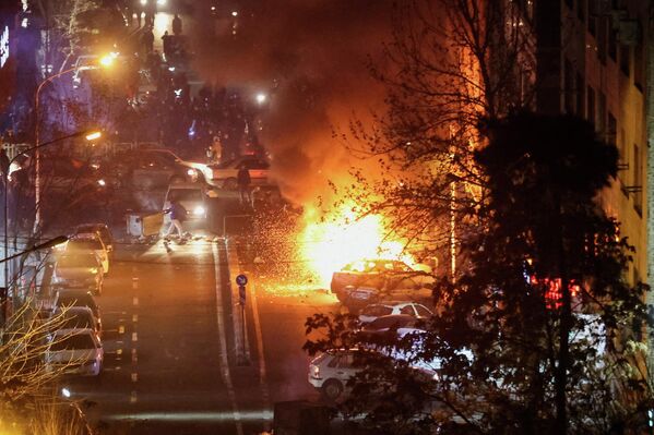 Мошинҳои оташгирифта ҳангоми эътирозҳо барои якбора беқурбшудани пули миллӣ дар Теҳрон. - Sputnik Тоҷикистон