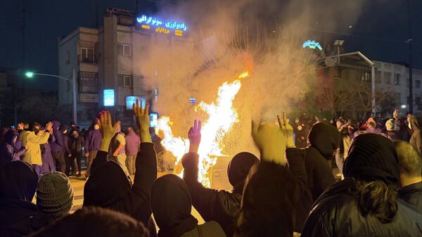 Антиправительственная акция протеста в Тегеране, Иран, в пятницу, 9 января 2026 года. - Sputnik Таджикистан