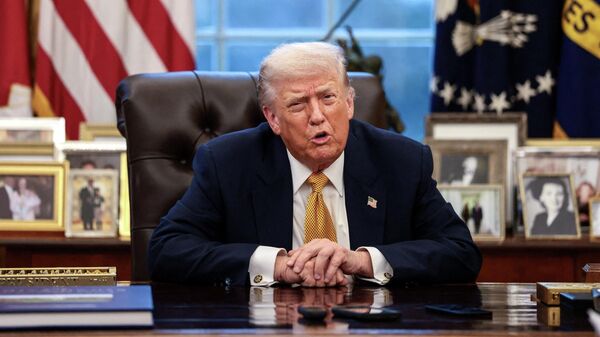 Президент США Дональд Трамп дает интервью корреспонденту Reuters в Белом доме 14 января 2026 года.  - Sputnik Тоҷикистон