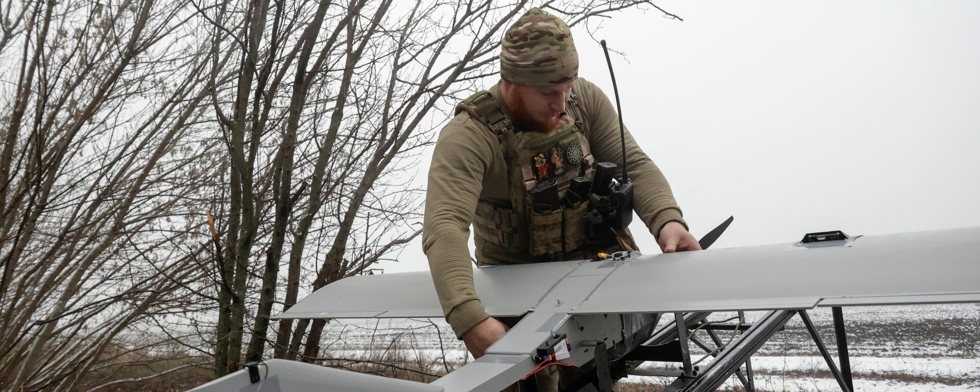 Военнослужащий 66-й отдельной механизированной бригады имени князя Мстислава Храброго готовится к запуску дрона. Архивное фото - Sputnik Тоҷикистон, 1920, 15.01.2026