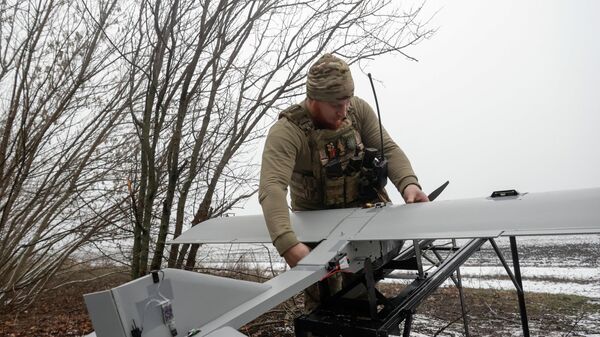 Военнослужащий 66-й отдельной механизированной бригады имени князя Мстислава Храброго готовится к запуску дрона. Архивное фото - Sputnik Тоҷикистон