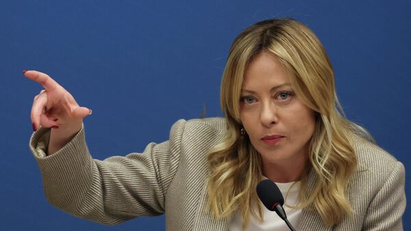 Премьер-министр Италии Джорджия Мелони выступает на пресс-конференции в Риме, Италия, 9 января 2026 года.  - Sputnik Тоҷикистон