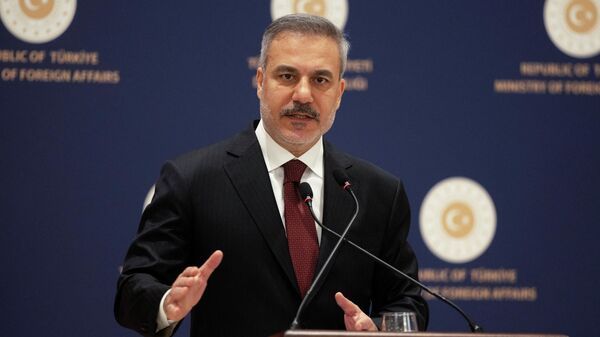 Министр иностранных дел Турции Хакан Фидан выступает на пресс-конференции в Стамбуле, Турция, 15 января 2026 года.  - Sputnik Тоҷикистон