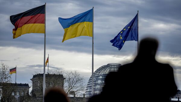 Флаги Германии, Украины и ЕС в Берлине  - Sputnik Таджикистан